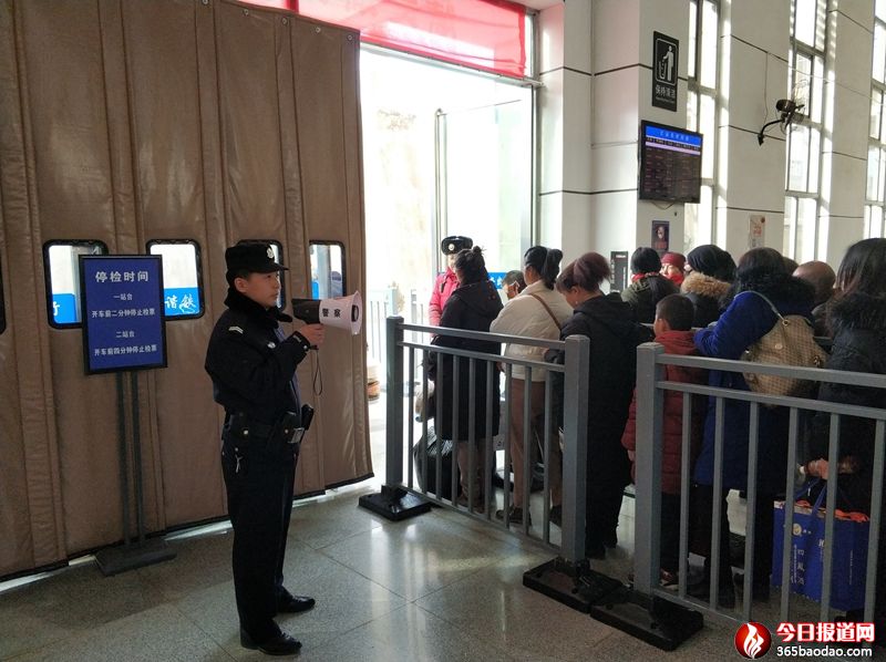 甘泉北站派出所輔警宣傳進站秩序.jpg
