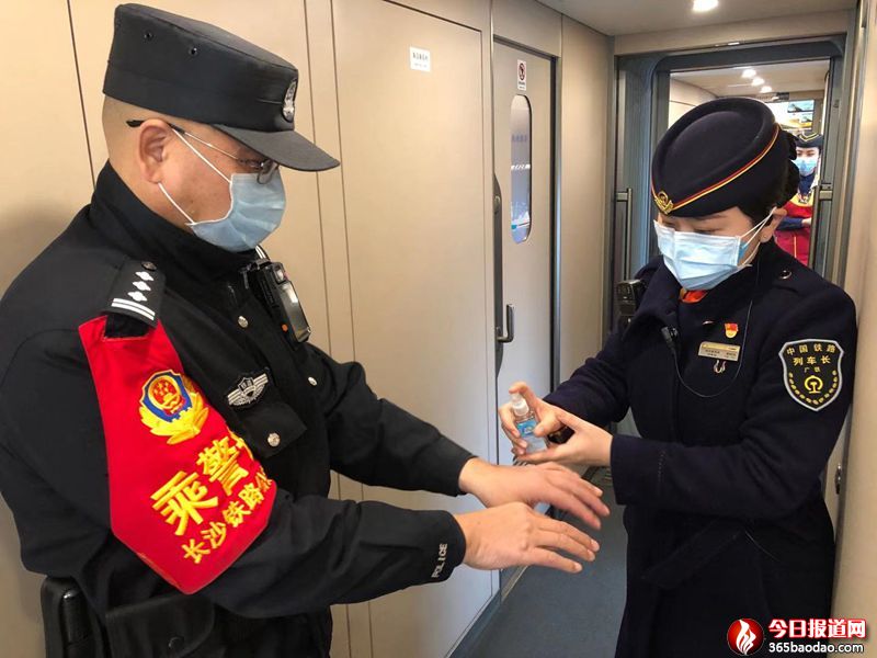乘警和列車(chē)乘務(wù)人員做好自身和列車(chē)消毒工作.jpg
