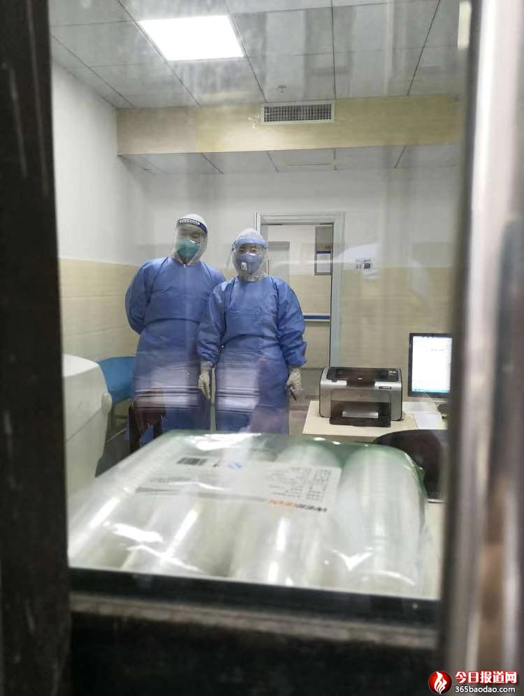 乘警老盧的女兒小盧奮戰(zhàn)在發(fā)熱門(mén)診.jpg