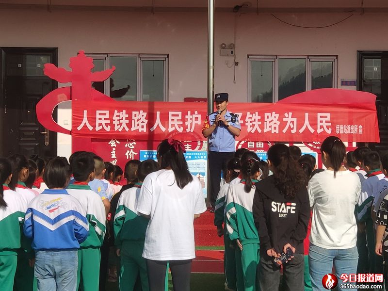 利用廣播講解鐵路安全知識(shí).jpg