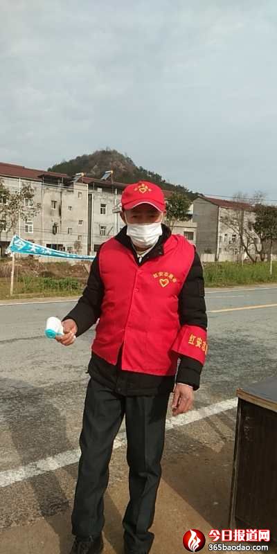 李天榮在葉河村卡點(diǎn)為有通行證人員檢測體溫.jpg