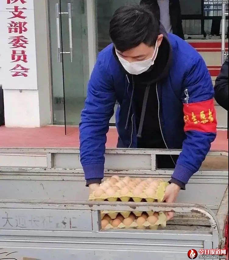 代鵬幫助居民購(gòu)買生活品.jpg