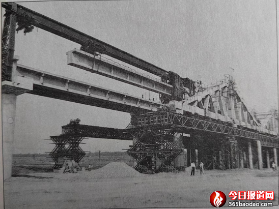 衛(wèi)運(yùn)河橋上升起一顆耀眼的星1035.png