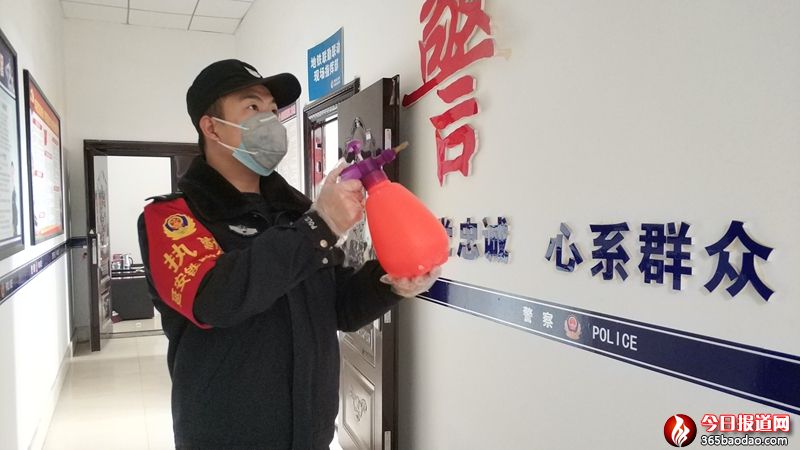 民警范文俊對辦公場所進行消毒.jpg