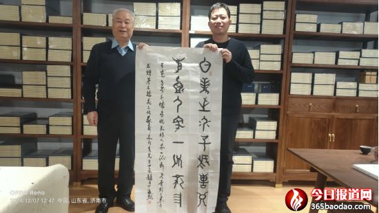 丁再獻題聯(lián):走近插花文化藝術家袁乃夫816_副本.jpg