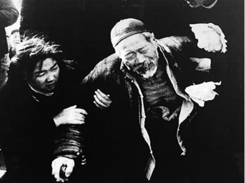 焦裕祿和他的母親1938.png